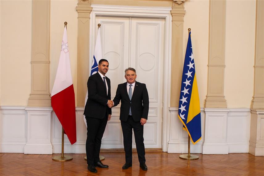 САРАЈЕВО, 11. НОВЕМБРА /СРНА/ - Члан Предсједништва БиХ Жељко Комшић разговарао је данас у Сарајеву са предсједавајућим ОЕБС-а Јаном Боргом.