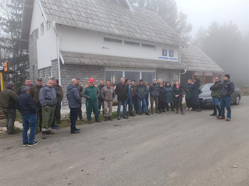 ПРИЈЕДОР, 11. НОВЕМБРА / СРНА/ - Радници Националног парка "Козара" данас су одржали једночасовни штрајк упозорења захтијевајући да им буду исплаћене плате за септембар и октобар са доприносима.