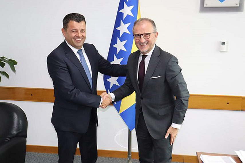 САРАЈЕВО, 11. НОВЕМБРА /СРНА/ - Шеф Делегације ЕУ у БиХ Луиђи Сорека на данашњем састанку у Сарајеву са министром за људска права и избјеглице у Савјету министара Севлидом Хутићем.