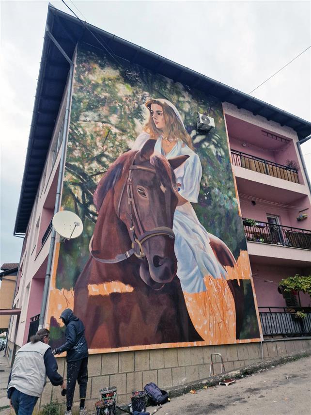 ВИШЕГРАД, 11. НОВЕМБРА /СРНА/ - На стамбеној згради у Вишеграду осликан је мурал са ликом Авдагине Фате из романа Иве Андрића "На Дрини ћуприја", који је дио серије мурала инспирисаних овим књижевним дјелом.	
