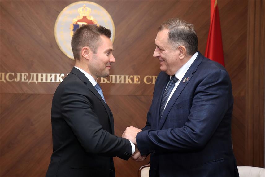 БАЊАЛУКА, 11. НОВЕМБРА /СРНА/ - Предсједник Републике Српске Милорад Додик током састанка са замјеником државног секретара за европске послове и међународне односе у Министарству енергетике Мађарске Петером Холицом./фото Борислав Здриња/