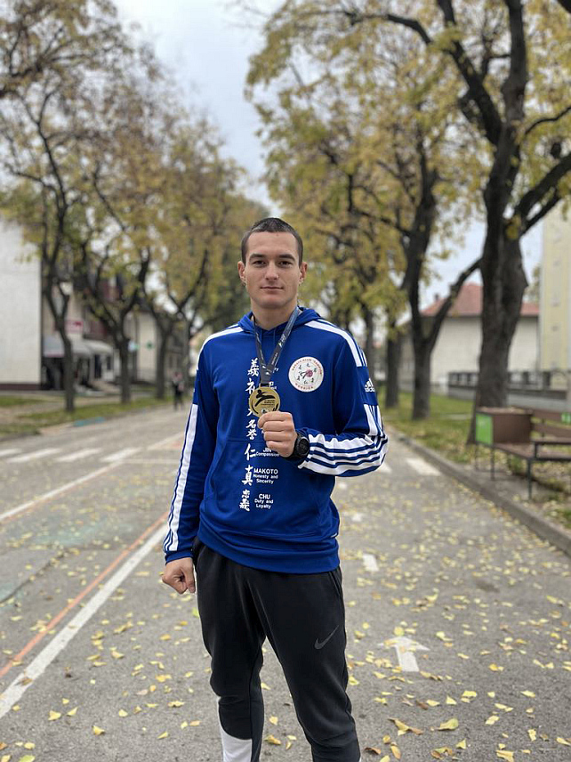 МОДРИЧА, 11. НОВЕМБРА /СРНА/ - Каратиста из Модриче Лука Јовановић освојио је прво мјесто на Балканском првенству у Сарајеву у саставу карате репрезентације БиХ у категорији млађих од 21 године.