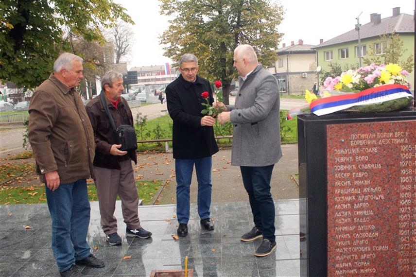 СРБАЦ, 11.НОВЕМБРА /СРНА/ - Делегације Одбора за његовање традиција ослободилачких ратова и Удружења СУБНОР Србац положиле су данас цвијеће на централно спомен-обиљежје погинулим борцима у два претходна рата и тако евоцирали успомене на 11. новембар 1943. године, када је формиран Мотајички партизански одред који је истог дана ослободио Србац од непријатељских јединица.