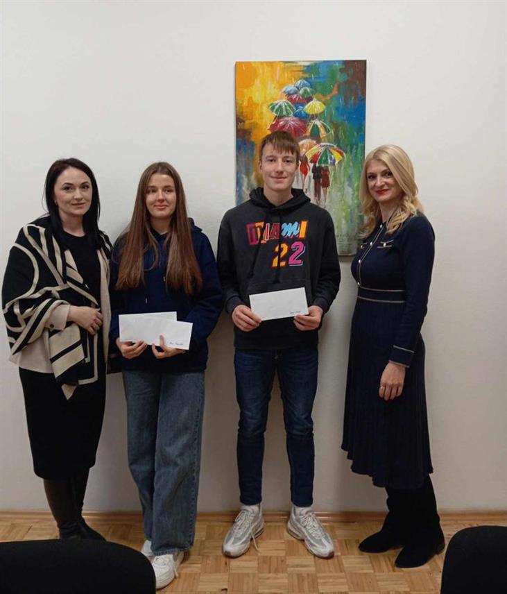 МРКОЊИЋ ГРАД, 11. НОВЕМБРА /СРНА/ - Мила Даниловић побиједила је са фотографијом "Муња изнад Оругле" на фото-конкурсу "Угледај, ухвати и овјековјечи свјетлост", који је расписала Гимназија у Мркоњић Граду.