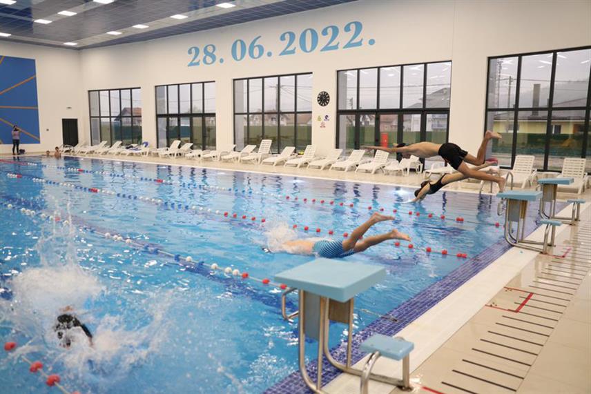 МОДРИЧА, 11. НОВЕМБРА /СРНА/ - Организација "Срби за Срби" организовала је у Модричи хуманитарно такмичење "Пливање из блока" и журку на којима је прикупљено 1.358 КМ за хуманитарне сврхе.