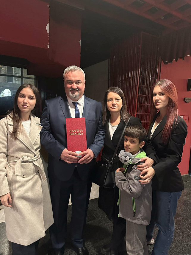 ЗВОРНИК, 11. НОВЕМБРА /СРНА/ - Главни уредник зворничке издавачке куће "АС оглас" из Зворника Дејан Спасојевић рекао је Срни да му је "Златна значка" Културно-просвјетне заједнице Србије, која му је додијељена у Београду, посебна радост јер то признање долази из матице српског народа.