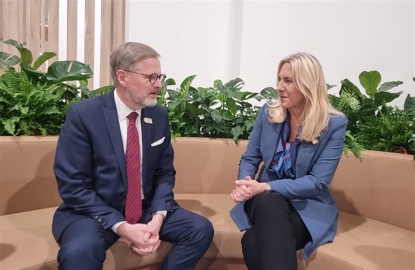 БАКУ, 12. НОВЕМБРА /СРНА/ - Српски члан Предсједништва БиХ Жељка Цвијановић разговарала је данас у Бакуу са предсједником Владе Чешке Петром Фијалом о могућностима унапређења билатералних односа.