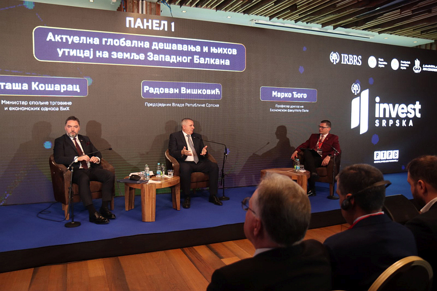 ЈАХОРИНА, 12. НОВЕМБРА /СРНА/ - Предсједник Владе Републике Српске Радован Вишковић и министар спољне трговине и економских односа у Савјету министара Сташа Кошарац на панелу "Актуелна глобална дешавања и њихов утицај на земље западног Балкана". /Фото - Борислав Здриња/