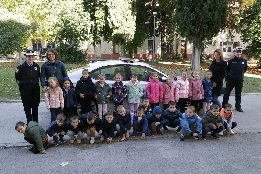 TРЕБИЊЕ, 12. НОВЕМБРА /СРНА/ - Полицијска управа Tребиње организовала је данас Дан отворених врата за дјецу из требињских предшколских установа поводом обиљежавања крсне славе Министарства унутрашњих послова /МУП/ Републике Српске - Светог архангела Михаила.