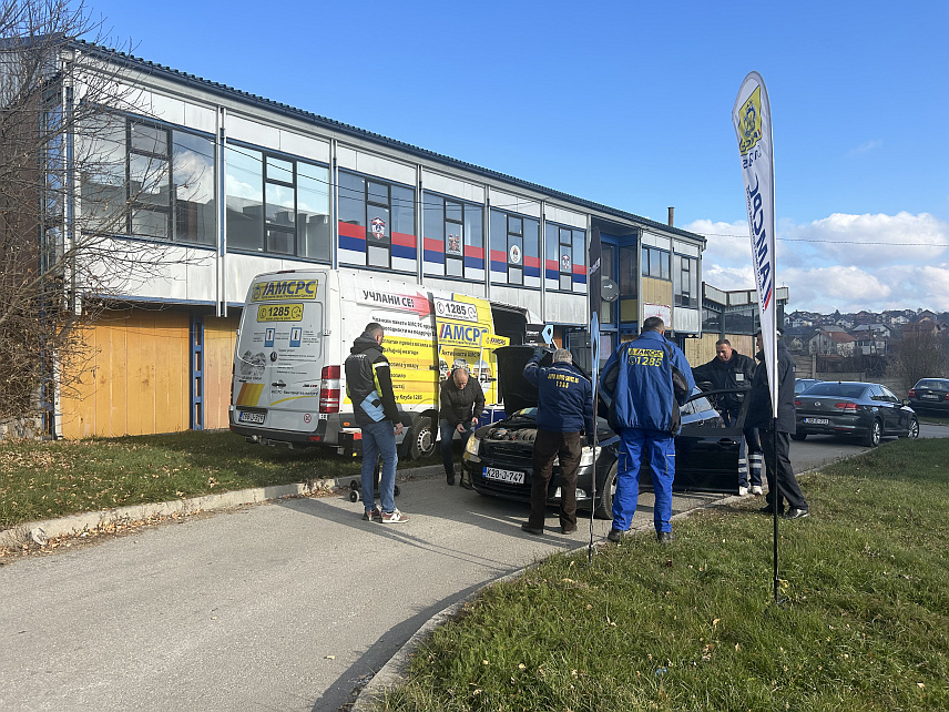 СОКОЛАЦ, 12. НОВЕМБРА /СРНА/ - Ауто-мото друштво Соколац је у сарадњи са Ауто-мото савезом /АМС/ и Министарством унутрашњих послова /МУП/ Републике Српске данас организовао бесплатну контролу техничке исправности уређаја на возилима у оквиру кампање "Безбједна вожња у зимским условима".