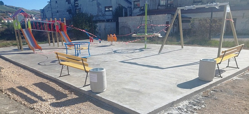 ГАЦКО, 12. НОВЕМБРА /СРНА/ - У Гацку се гради дјечије игралишта са савременим мобилијаром, пројекат финансира Европска унија /ЕУ/, а реализује Омладински кошаркашки клуб "Гацко" у сарадњи са Општином.