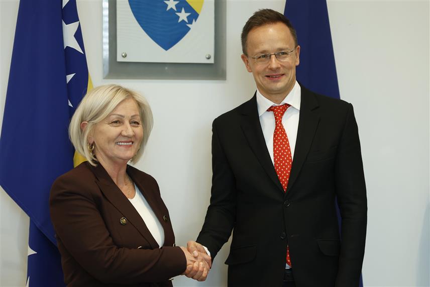 САРАЈЕВО, 12. НОВЕМБРА /СРНА/ - Предсједавајућа Савјета министара Борјана Кришто и министар спољних послова Мађарске Петер Сијарто усагласили су се данас у Сарајеву да је јачање регионалне стабилности и сарадње кључно за будући напредак, као и да је наставак дијалога и партнерских односа приоритет.