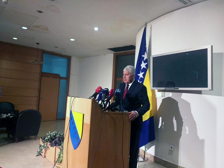 САРАЈЕВО, 12. НОВЕМБРА /СРНА/ - Предсједавајући Дома народа Парламентарне скупштне БиХ Драган Човић рекао је да овај дом протеклих десет сједница ради без било какве координације партнера у власти, да Савјет министара данас није завршио посао који је договорен и да ће морати да разговарају о томе како даље.