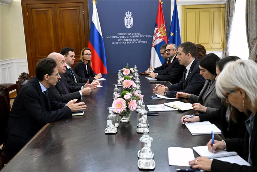 БЕОГРАД, 12. НОВЕМБРА /СРНА/ - Министар спољних послова Србије Марко Ђурић састао се са специјалним представником предсједника Руске Федерације за међународну сарадњу у области културе Михаилом Швидкојем и потврдио посвећеност Србије вођењу избалансиране и независне спољне политике, наглашавајући да, упркос актуелним изазовима, позиција Србије остаје досљедна.
