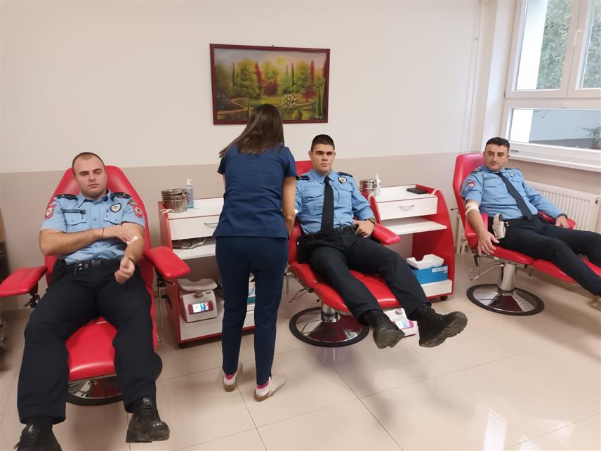 ЗВОРНИК, 13. НОВЕМБРА /СРНА/ - У Служби за трансфузију Зворник данас и сутра ће 68 припадника Полицијске управе Зворник добровољно дати крв.
