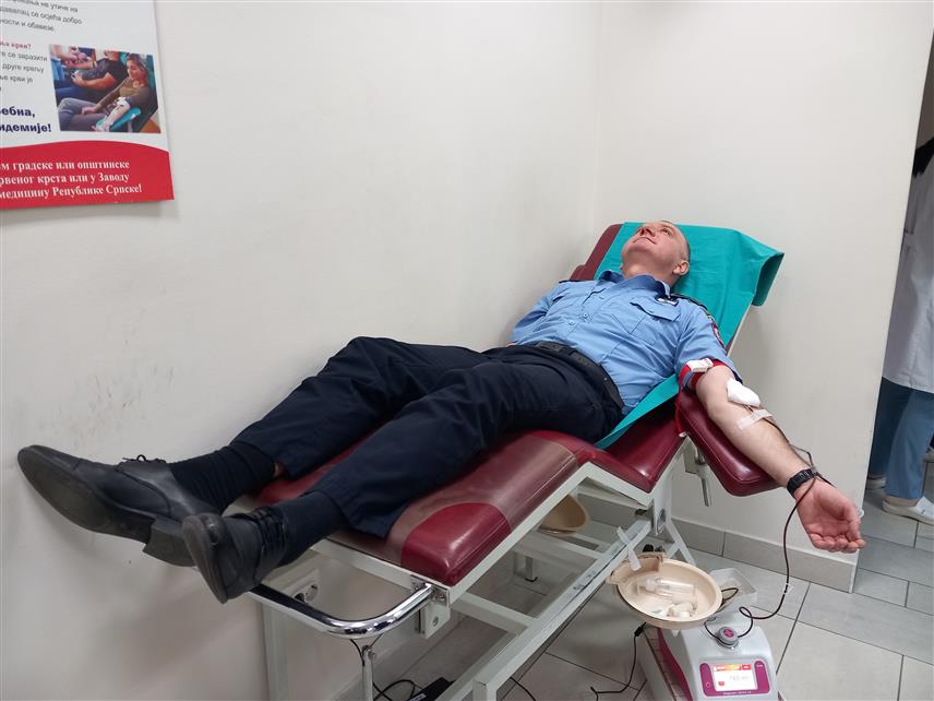 ТРЕБИЊЕ, 13. НОВЕМБРА /СРНА/ - Припадници Полицијске управе Требиње данас дарују крв у Трансфузиолошкој служби у Требињу поводом крсне славе Министарства унутрашњих послова Републике Српске Аранђеловдана, а пријавило се 67 припадника.