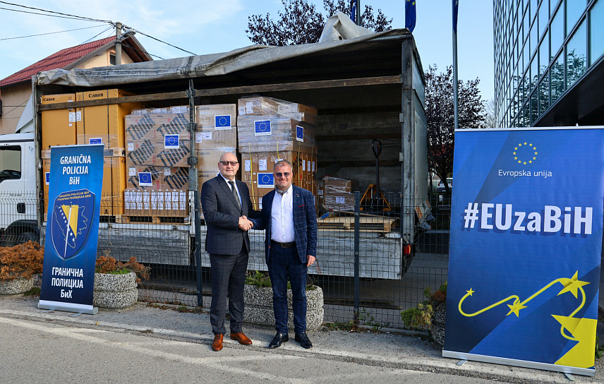 САРАЈЕВО, 13. НОВЕМБРА /СРНА/ - Европска унија донирала је Граничној полицији БиХ и Агенцији за истраге и заштиту /Сипа/ информатичку опрему у вриједности 339.000 КМ.