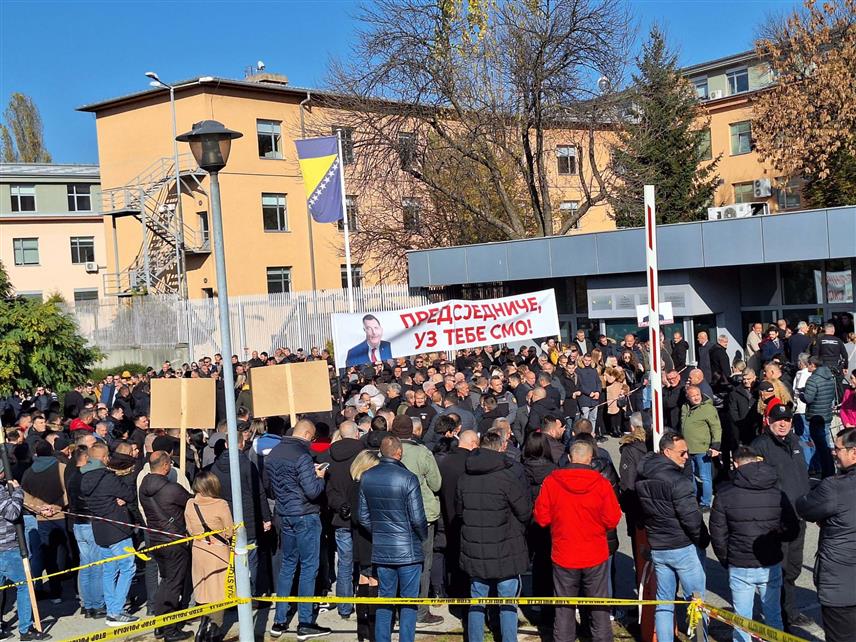 САРАЈЕВО, 13. НОВЕМБРА /СРНА/ - Више стотина грађана из свих дијелова Републике Српске окупило се и данас пред зградом Суда БиХ у Сарајеву да пружи подршку предсједнику Републике Милораду Додику и вршиоцу дужности директора "Службеног гласника Српске" Милошу Лукићу, пред ново рочиште у поступку који се против њих води због "непоштовања одлука Кристијана Шмита".