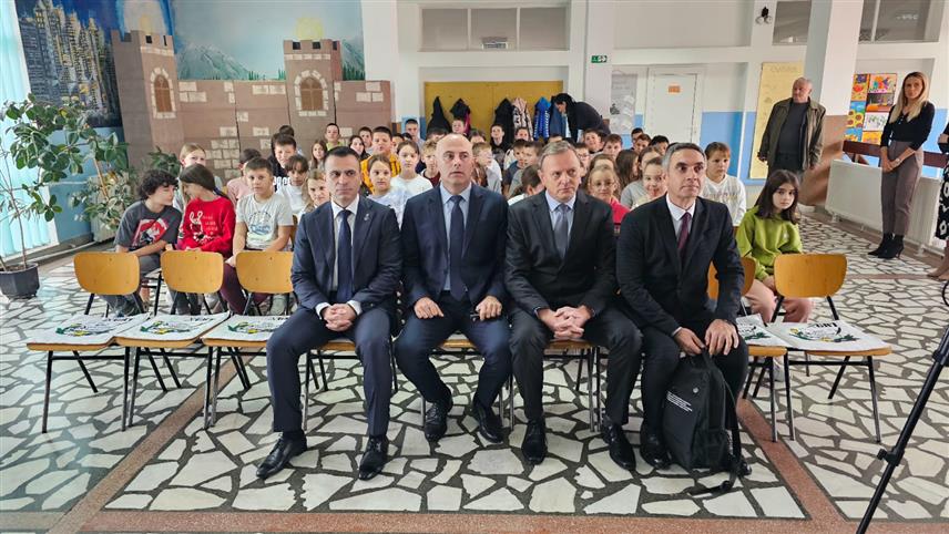 БЕОГРАД/ЛАКТАШИ, 13. НОВЕМБРА /СРНА/ - Министар без портфеља у Влади Србије задужен за односе са дијаспором Ђорђе Милићевић посјетио је данас основну школу у Слатини код Лакташа поводом пројекта "Ученицима сеоских школа у походе", који за циљ има очување српског језика, писма и културног идентитета.