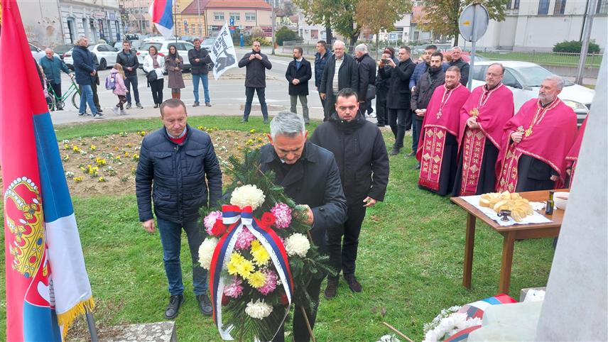 БРЧКО, 13. НОВЕМБРА /СРНА/ – У Брчком је данас обиљежено 106 година од ослобођења града у Првом свјетском рату, а тим поводом положени су вијенци на споменик српском добровољцу Доброславу Добри Јовановићу, служен је парастос и одржан пригодан програм.	
