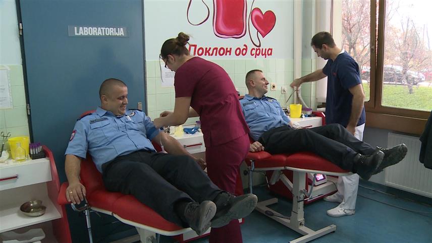 ПРИЈЕДОР, 13. НОВЕМБРА /СРНА/ - Припадници Полицијске управе Приједор одазвали су се данас акцији добровољног давања крви организованој поводом крсне славе Министарства унутрашњих послова Републике Српске - Аранђеловдана.