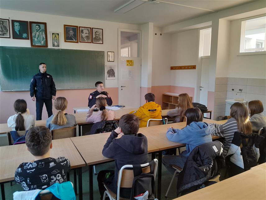МРКОЊИЋ ГРАД, 13. НОВЕМБРА /СРНА/- Припадници Полицијске управе Мркоњић Град данас су у Основној школи "Иван Горан Ковачић" ученицима шестог и осмог разреда одржали едукативно предавање у оквиру превентивне кампање "Стоп вешњачком насиљу" коју организује Министарство унутрашњих послова Републике Српске.