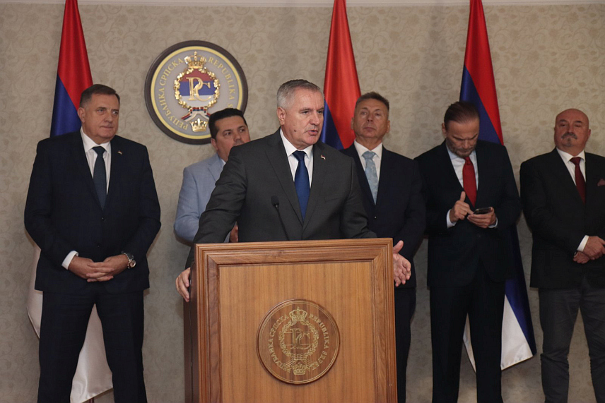 ИСТОЧНО САРАЈЕВО, 13. НОВЕМБРА /СРНА/ - Предсједник Владе Републике Српске Радован Вишковић истакао је данас да се Кристијан Шмит покушава легализовати у Суду БиХ, те да то постаје опасна пракса у БиХ чему се мора стати у крај, наводећи да то постаје озбиљно питање за Српску и њене институције - конференција за новинаре након рочишта у Источном Сарајеву./фото Борислав Здриња/