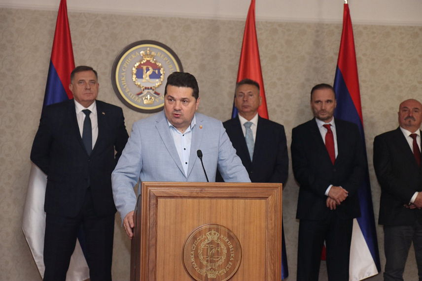 ИСТОЧНО САРАЈЕВО, 13. НОВЕМБРА /СРНА/ - Предсједник Народне скупштине БиХ Ненад Стевандић рекао је да је на данашњем рочишту предсједнику Републике Српске Милораду Додику и вршиоцу дужности директора "Службеног гласника" Милошу Лукићу у Суду БиХ као никада до сада било јасно да је у овом поступку све фалсификовано,Стевандић на конференцији за новинаре у Источном Сарајеву./фото Борислав Здриња/