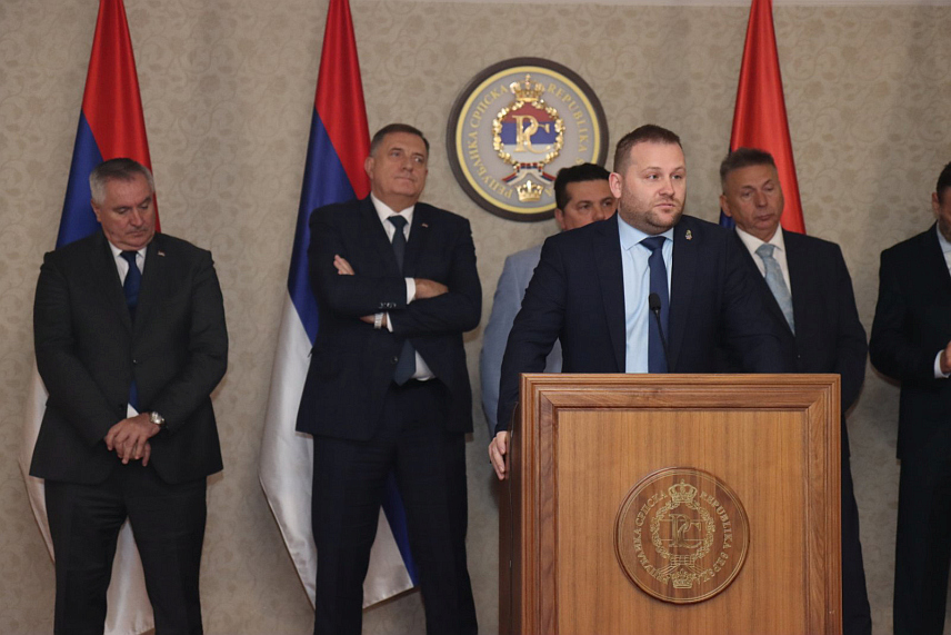 ИСТОЧНО САРАЈЕВО, 13. НОВЕМБРА /СРНА/ - Вршилац дужности директора "Службеног гласника Републике Српске" Милош Лукић на конференцији за новинаре у Источном Сарајеву након рочишта./фото Борислав Здриња/