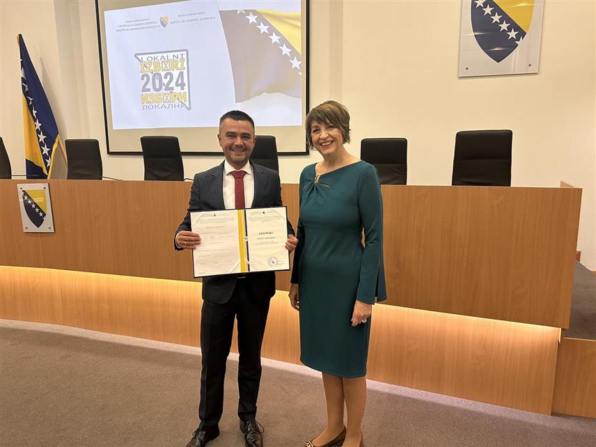 КОЗАРСКА ДУБИЦА, 14. НОВЕМБРА /СРНА/ - Новоизабрани начелник општине Козарска Дубица Игор Савковић данас је у просторијама Централне изборне комисије у Сарајеву преузео увјерење о додјели мандата начелника, а примопредаја дужности биће обављена у понедјељак, 18. новембра.