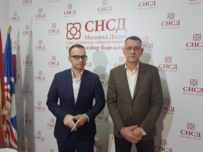 БИЈЕЉИНА, 14. НОВЕМБРА /СРНА/ - Предсједник Савјета за пољопривреду Градског одбора СНСД Бијељина Стеван Tривковић и предсједник Градског одбора СНСД Бојан Савић.