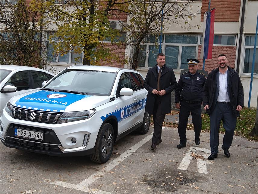 ИСТОЧНО САРАЈЕВО, 14. НОВЕМБРА /СРНА/ - Начелник општине Источно Ново Сарајево Јован Катић у име Општинске управе, уручио кључеве аутомобила "сузуки витара" вриједног 50.000 КМ, начелнику полицијске управе Источно Сарајево Бранимиру Шеховцу, за потребе Полицијске управе.
