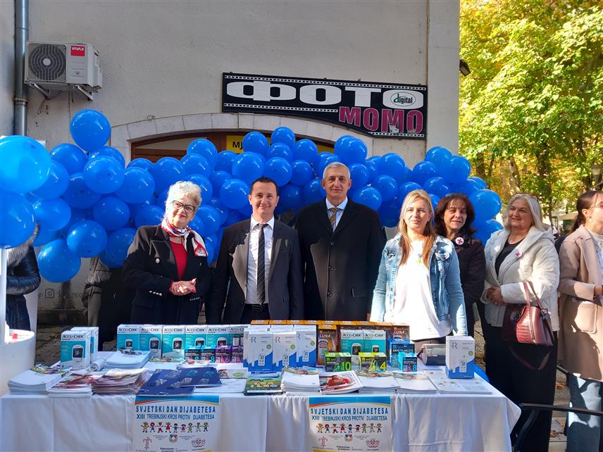 ТРЕБИЊЕ, 14. НОВЕМБРА /СРНА/ - Свјетски дан борбе против дијабетеса обиљежен је данас у Требињу мјерењем шећера у крви заинтересованим грађанима на градском тргу и 13. требињским кросом против дијабетеса.