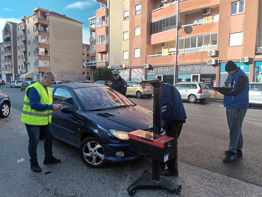 ТРЕБИЊЕ, 14. НОВЕМБРА /СРНА/ - У Требињу је јутрос вршена бесплатна контрола возила за зиму.