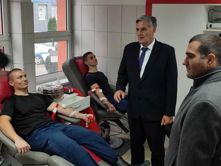 БАЊАЛУКА, 14. НОВЕМБРА /СРНА/ - Министар унутрашњих послова Републике Српске Синиша Каран и директор Полиције Синиша Кострешевић посјетили су ученике и кадете у Заводу за трансфузијску медицину Републике Српске који учествују у акцији добровољног давања крви.