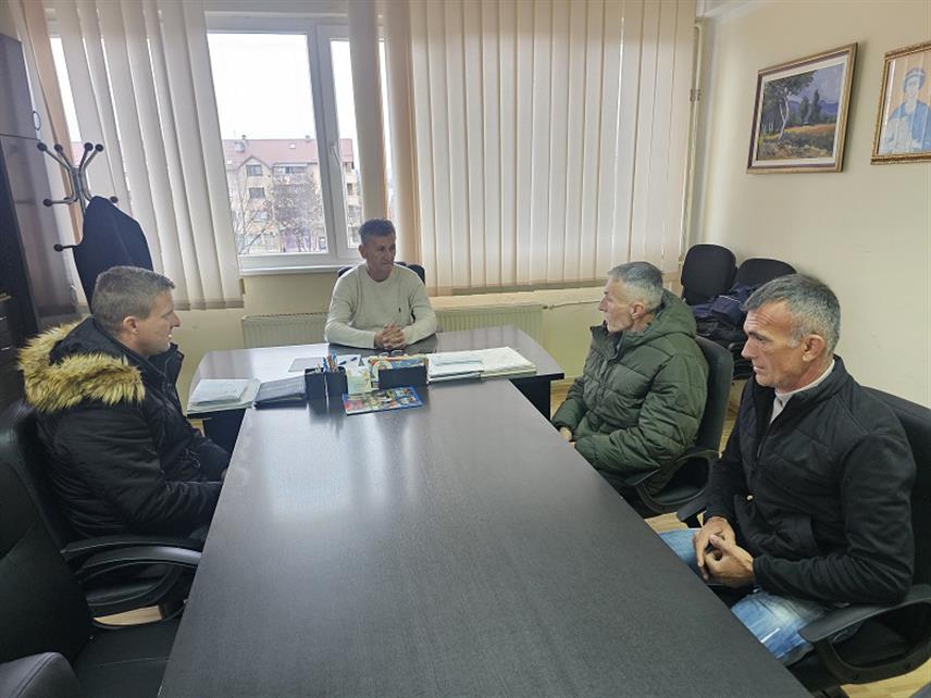 УГЉЕВИК, 14. НОВЕМБРА /СРНА/ - Живану Ђокићу, борцу Војске Републике Српске /ВРС/ прве категорије, Младену Илићу ратном војном инвалиду шесте категорије и Миленку Митровићу сину погинулог борца ВРС данас је додијељено укупно 5.000 КМ за потребе стамбеног збрињавања.