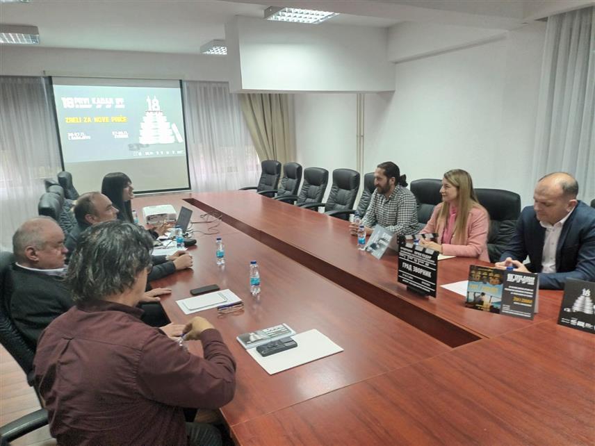 ЗВОРНИК, 14. НОВЕМБРА /СРНА/ - Градоначелник Зворника Бојан Ивановић на састанку са умјетничким директором и продуцентом Филмског фестивала "Први кадар" Александром Митрић Штифанић, а којем су присуствовали и директор Фестивала Витомир Митрић, директор Културног центра Источно Сарајево Младен Јанковић и портпарол Филмског фестивала "Први кадар" Огњен Беговић.