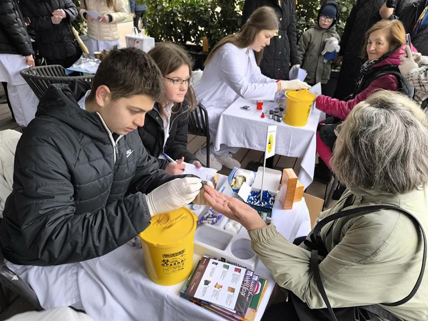 ПРИЈЕДОР, 14. НОВЕМБРА /СРНА/ - Удружење дијабетичара у Приједору данас је организовало пригодан сусрет са грађанима у амбуланти на отвореном под називом "Здравље у заједници", гдје су Приједорчани имали прилику да преконтролишу шећер у крви, холестерол, крвни притисак и тјелесну тежину у присуству породичног љекара из Дома здравља.