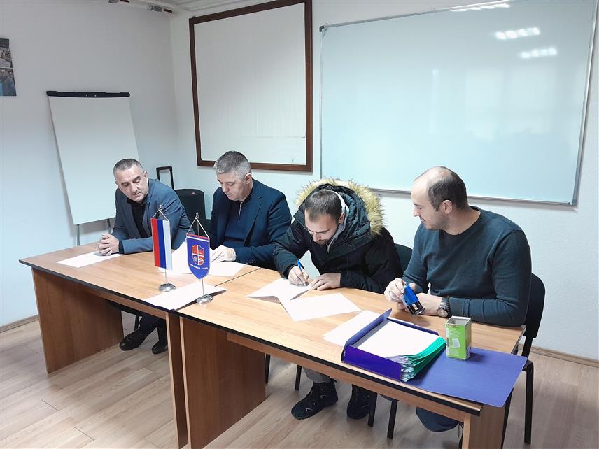 МРКОЊИЋ ГРАД,14. НОВЕМБРА /СРНА/- Начелник општине Мркоњић Град Драган Вођевић данас је у Агенцији за привредни развој потписао 40 уговора за капиталне инвестиције у пољопривредној производњи, за које је у оквиру Програма за подстицај издвојено 65.650 КМ.