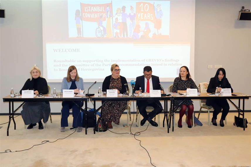 САРАЈЕВО, 14. НОВЕМБРА /СРНА/ - Министар за људска права и избјеглице у Савјету министара Севлид Хуртић током излагању на округлом столу у Сарајеву, посвећеном проблематици насиља над женама.