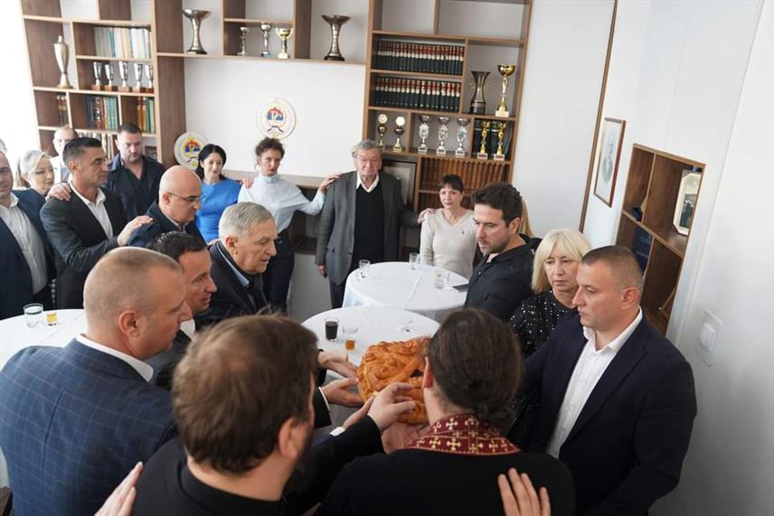 TРЕБИЊЕ, 14. НОВЕМБРА /СРНА/ - Запослени у Болници Tребиње данас су молитвено и свечано, у присуству бројних гостију и пријатеља из духовног, друштвеног и политичког живота, обиљежили крсну славу Свете Врачеве Козму и Дамјана.