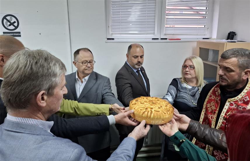 ВИШЕГРАД, 14. НОВЕМБРА /СРНА/ - Руководство и запослени у Дому здравља у Вишеграду данас су у присуству бројних званица прославили крсну славу Свете враче Козму и Дамјана, заштитнике здравствених радника.