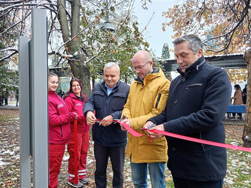 РОГАTИЦА, 14. НОВЕМБРА /СРНА/ - У дворишту Основне школе "Свети Сава" у Рогатици данас је свечано отворено дјечије игралиште, као један од радних задатака из програма упозоравања на опасност од мина за ову општину, који реализује Црвени крст Републике Српске у сарадњи са партнерима, Међународним комитетом Црвеног крста и Центром за уклањање мина у БиХ /БХ МАК/.