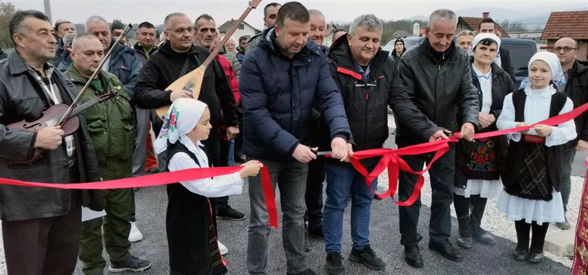 ПЕТРОВО, 14. НОВЕМБРА /СРНА/ - У Петрову је данас озваничен завршетак радова асфалтирања пута Сочковац-Карановац преко Субашиног потока, дужине 1.850 метара, који су финансирани кредитним задужењем општине од 239.963 KM.