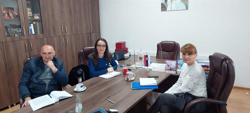 ДРВАР, 14. НОВЕМБРА /СРНА/ - Начелник Дрвара Душица Рунић са кантоналним ветеринарским инспектором Орјаном Семрен.