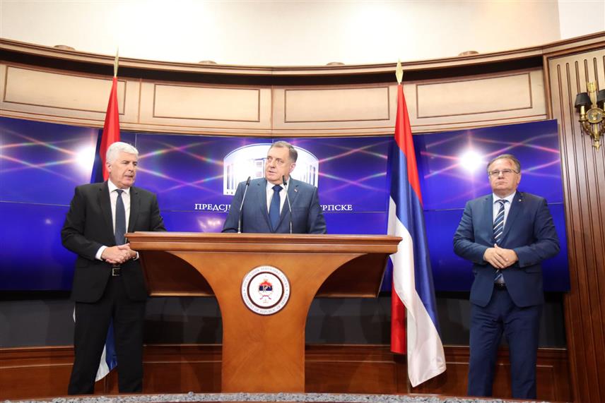 БАЊАЛУКА, 14. НОВЕМБРА /СРНА/ - Лидер СНСД-а Милорад Додик, предсједник ХДЗ-а БиХ Драган Човић и лидер СДП-a БиХ Нермин Никшић на конференцији за новинаре у Бањалуци, након састанка представника политичких странака партнера у власти на нивоу БиХ. /Фото - Борислав Здриња/