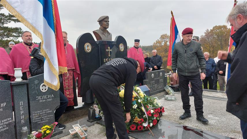 БРЧКО, 14. НОВЕМБРА /СРНА/ - На мјесном гробљу у Ражљеву код Брчког данас је служењем парастоса и полагањем вијенаца обиљежено 30 година од погибије Бошка Перића Пеше прослављеног команданта специјалне јединице "Пеша" Војске Републике Српске.