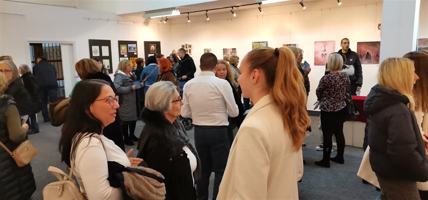 ДОБОЈ,14.НОВЕМБРА /СРНА/ - У Добоју је вечерас отворена 12. Аматерска палета града на којој је 18 аутора изложило 38 ликовних радова.