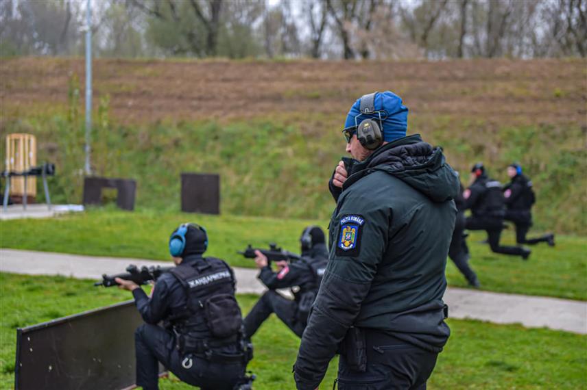БАЊАЛУКА, 15. НОВЕМБРА /СРНА/ - Министарство унутрашњих послова /МУП/ Републике Српске је у сарадњи са МУП-ом Румуније успјешно спровело петодневну обуку из дефанзивне вожње и тактичког пуцања, а изражена је опредијељеност да се заједничке активности интензивирају.