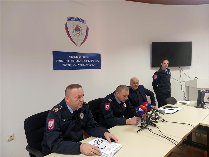 TРЕБИЊЕ, 15.НОВЕМБРА /СРНА/ - Начелник Полицијске управе Tребиње Синиша Лакета на конференцији за новинаре.